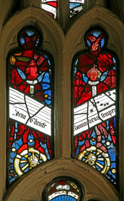 Fenster Ew mit Darstellung von Engeln auf Rädern mit Antiphonen von English School