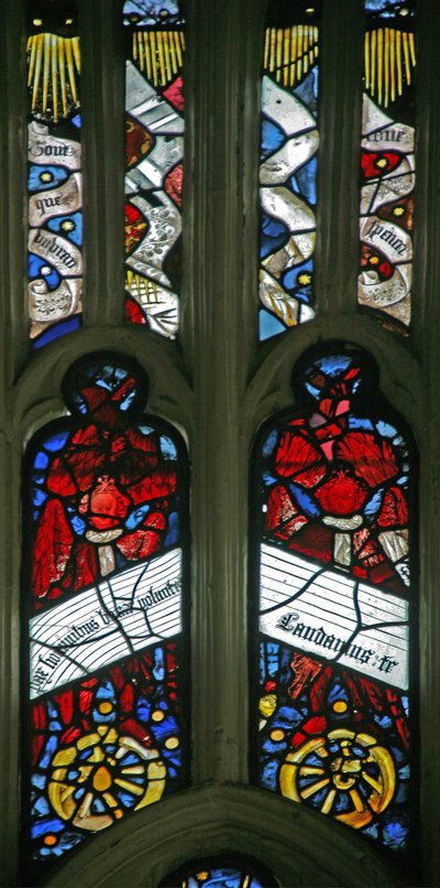 Fenster Ew mit Darstellung von Engeln auf Rädern mit Antiphonen von English School