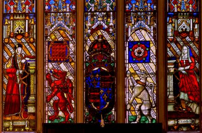 Fenster Ew, Darstellung von Wappen von Heinrich VII. und Elizabeth von York mit Unterstützern von English School