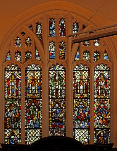 Fenster EW mit dem Ostfenster mit einigen 14. Jahrhundert-Paneelen aus der vorherigen Kirche von English School
