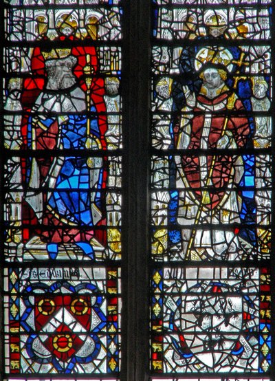 Fenster c17 mit Figuren und Schilden unten von English School