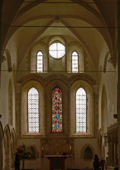 Fenster mit Blick auf das Ostende des Chors mit dem Jessebaum-Fenster von English School