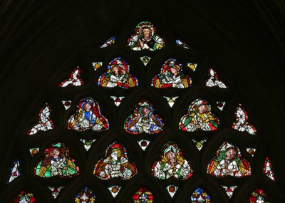 Fenster e-1 mit Christus und Engeln, die die Leidenswerkzeuge tragen von English School