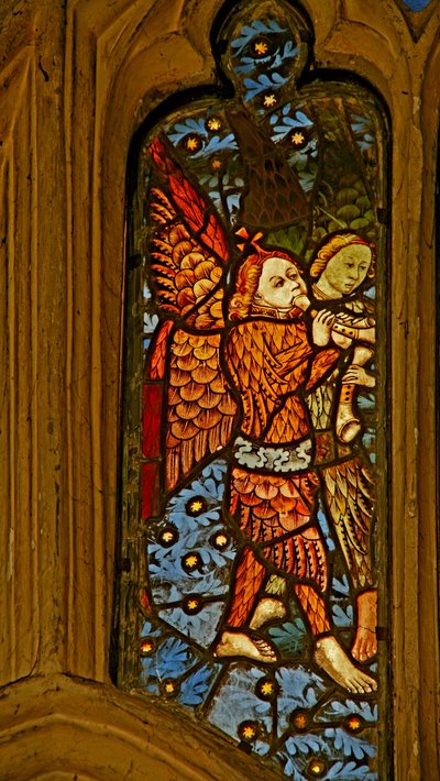 Fenster n1 mit Darstellung von musizierenden Engeln mit Pibcorns von English School