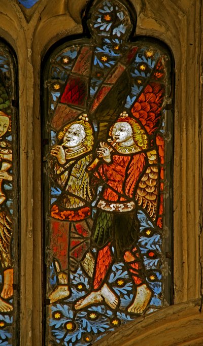 Fenster n1 mit Darstellung von musizierenden Engeln mit Pfeifen von English School