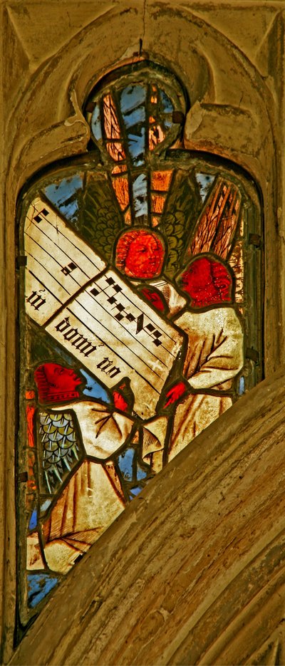 Fenster n2 mit Darstellung des Engelschors mit Noten von English School