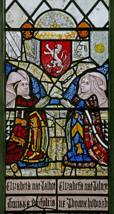 Fenster w1 zeigt Elizabeth Talbot, Herzogin von Norfolk und Elizabeth Tilney, Gräfin von Surrey mit dem Wappen der Familie Mowbray darüber von English School