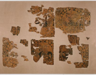 Fragment eines Textilrandes für die Ärmel oder den Kragen eines Reitermantels von Erich Lessing