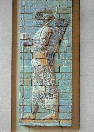 Krieger mit Speer, Bogen und Köcher von Erich Lessing