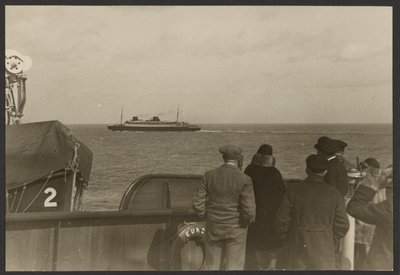 Gruppe von Menschen auf dem Deck eines Schiffes, die ein anderes vorbeifahrendes Schiff beobachten von Erich Salomon