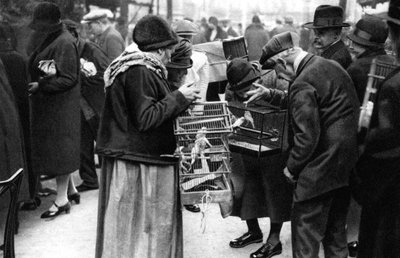 Eine Gruppe von Kanarienkäufern, Paris, 1931 von Ernest Flammarion