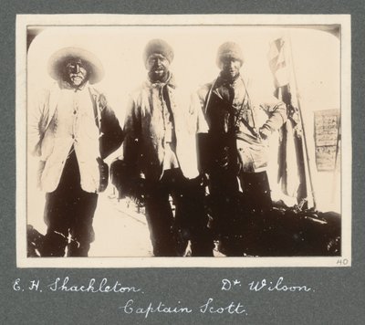 Eine Gruppenfotografie von Shackleton, Captain Scott und Dr. Wilson bei ihrer Rückkehr zur Discovery nach dem Versuch, den Südpol zu erreichen. Aus dem Album von Sir Ernest Henry Shackleton mit dem Titel National Antarctic Expedition (1901-1903) von Ernest Henry Shackleton