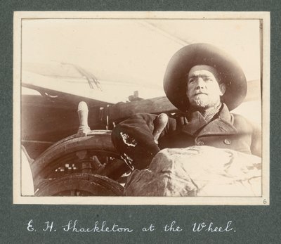 E. H. Shackleton steht am Steuer der 