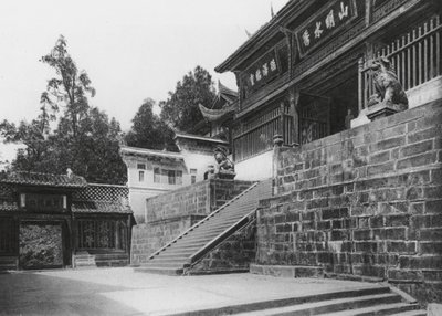 Kuanhien, Ori Lang miao, Szechuan, Zweiter Vorhof von Ernst Boerschmann