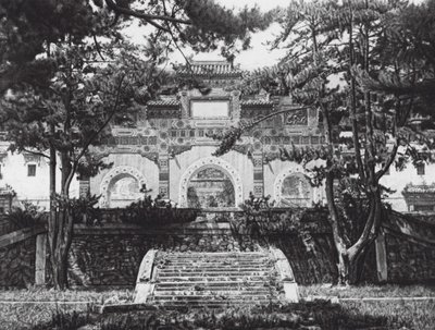 Peking, Si shan, Tsing i yuan, Chihli, Farbglasierte Tor in den Westlichen Hügeln bei Peking von Ernst Boerschmann