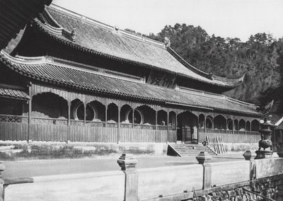 Tien tung sze, Chekiang, Haupthalle im Kloster des Himmlischen Jungen bei Ningpo (s/w Foto) von Ernst Boerschmann