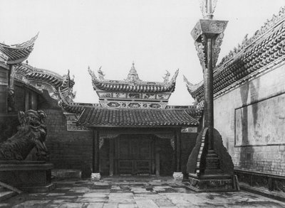 Tzeliutsing, Shansi hui kuan, Szechuan, Innenhof mit Seiteneingang und Fahnenmast im Shansi Club von Ernst Boerschmann
