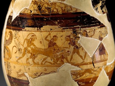 Etruskische Antiquität: Olpe aus Ton (birnenförmiger Krug mit trompetenförmigem hohem Kragen) bekannt als Olpe Chigi im polychromen Protokorinthischen Stil, dekoriert vom Maler von Macmillan, 640-630 v. Chr. (Detail) von Etruscan