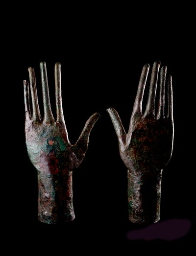 Etruskische Kunst: Zwei Hände - Bronzestatuetten - 680-670 v. Chr. H 23,5 cm - Aus dem Grab des Bronzekarrens, Vulci von Etruscan