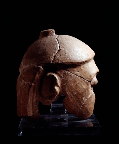Etruskische Zivilisation: Terrakotta-Kopf mit Helm der Antenanti-Gruppe aus Murlo, Poggio Civitate, Italien - 580-570 v. Chr. von Etruscan