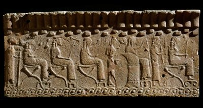 Etruskische Zivilisation: Terrakotta-Fries mit Flachreliefs von Gottheiten und sitzenden Würdenträgern. 580 v. Chr. Dim. 24x54 cm. Aus dem Palast von Murlo. Murlo, Antiquarium Comunale von Etruscan