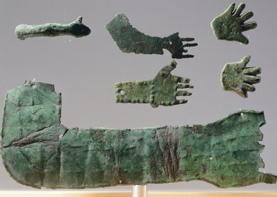Ex-voto in Bronzeplatte, Darstellung der oberen Gliedmaßen. Artefakte aus den Objekten des Heiligtums von Reithia Este (Venetien). Etruskische Zivilisation, 5.-4. Jahrhundert v. Chr. von Etruscan