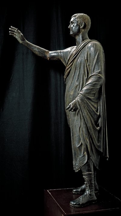 Römisch-etruskische Kunst: Bronzestatue von Aulo Metello, genannt der Redner - 80 v. Chr., aus Pila bei Perugia, Höhe 179 cm - Florenz, Museo Archeologico - Porträt von Aule Metele (Aulus Metellus), auch bekannt als Der Redner - Römisch-etruskische Bronze von Etruscan
