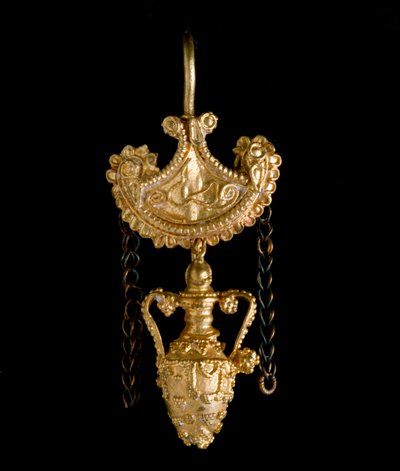 Etruskische Kunst: Goldohrring. 3. Jahrhundert v. Chr. Aus Cerveteri. Dim. 3,4 cm Rom, Museo di Villa Giulia von Etruscan Etruscan