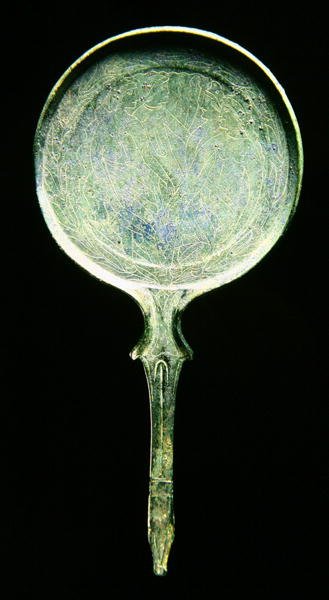 Spiegel mit eingravierter Dekoration von Etruscan Etruscan