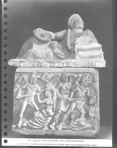 Orestes tötet Klytaimnestra und Pylades tötet Aigisthos, Aschenurne von Etruscan Etruscan