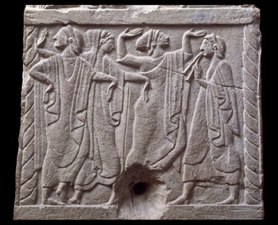 Relief mit Tänzern von einem Marmor-Meilenstein aus Chiusi, Italien, 6. Jahrhundert v. Chr. von Etruscan Etruscan