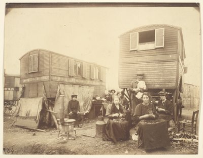 [Roma-Leute, die außerhalb ihrer Wagen sitzen] von Eugène Atget