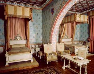 Rosa Zimmer mit Möbeln von Eugene Viollet le Duc und Edmond Clement-Louis-Marie-Duthoit, Chateau Neuf im Chateau de Roquetaillade, Frankreich von Eugene and Duthoit Edmond Viollet Le Duc