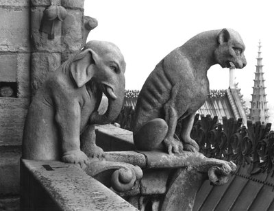 Elefanten- und Löwenwasserspeier von der Balustrade der Grande Galerie der Westfassade, Replik eines Originals aus dem 12. Jahrhundert (Stein) von Eugene Emmanuel Viollet le Duc