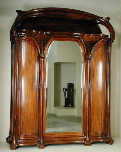 Kleiderschrank mit einem zentralen Spiegel, ca. 1900 von Eugene Vallin