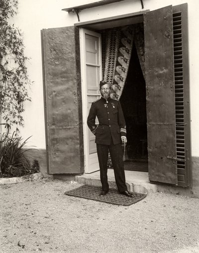Porträt eines Mannes in Uniform auf dem Bauernhof Lo Zucco, Sizilien, 1900 von Eugenio Interguglielmi