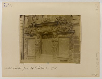 Pforte, Fassade zur Straße, Hôtel de Fieubet (Hôtel de la Valette, École Massillon), 2 Quai des Célestins, 4. Arrondissement, Paris von Eugène Atget