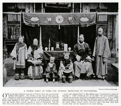 Eine chinesische Familie zu Hause, die nationale Institution des Fußbindens von European Photographer