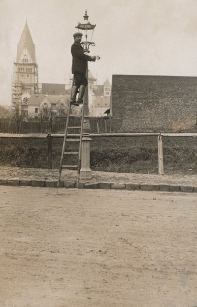 Mann auf einer Leiter repariert eine Straßenlaterne von European Photographer