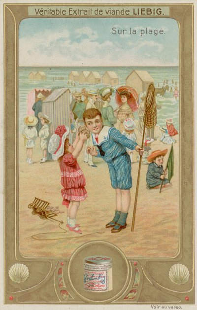 Kinder lauschen dem Meer in einer Muschel von European School