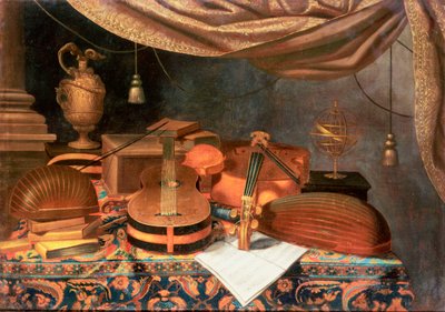Eine Gitarre, ein Cello, Lauten, eine Partitur und andere Bücher, ein vergoldeter Krug und eine Armillarsphäre auf einem drapierten Tisch, eine Säule dahinter und ein Vorhang darüber von Evaristo Baschenis