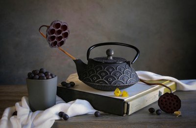 Zen-Teekanne und Beeren von Fangping Zhou