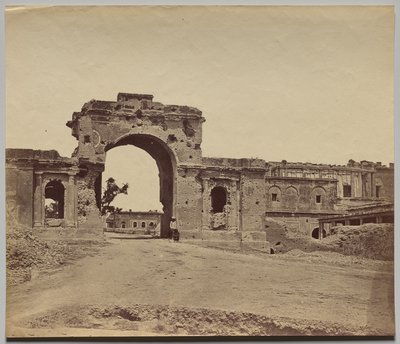 Tor zur Residenz, gehalten von Captain Aitken, 13. Bengalische Infanterie, allgemein als Bailee Guard Tor bekannt von Felice A. Beato