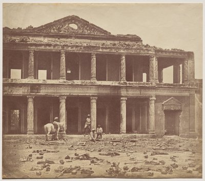 Inneres des Secundra Bagh nach dem Massaker von 2.000 Rebellen durch die 93. Highlander und das 4. Punjab Regiment von Felice A. Beato