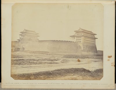 Anting-Tor von Peking nach der Kapitulation - 21. Oktober 1860 - Die britischen und französischen Truppen in Besitz von Felice Beato