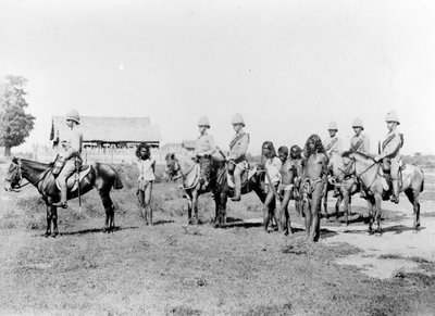 Dacoits werden von berittener Infanterie gebracht, ca. 1890 von Felice Beato