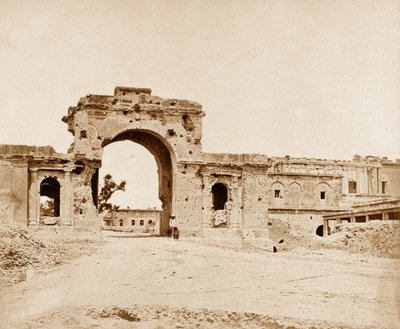Tor, das in die Residenz führt, gehalten von Captain Atkinson der 13. einheimischen Infanterie von Felice Beato