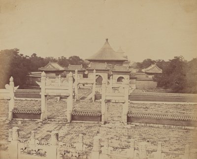 Innenraum und Bögen des Himmelstempels, wo der Kaiser einmal im Jahr opfert, in der chinesischen Stadt Peking, Oktober 1860 von Felice Beato
