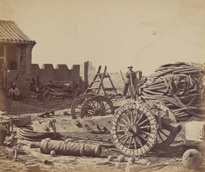 Innenraum des Pehtang-Forts, der das Magazin und die Holzkanone zeigt, 1. August 1860, 1860 von Felice Beato