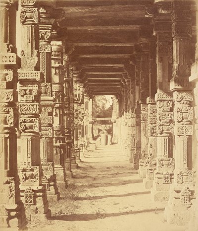 Innenansicht des Hindutempels in Cootub, Delhi von Felice Beato